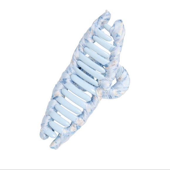 NWT Goody LoveShackFancy Blue and White Hair Floral Clip - Picture 4 of 11